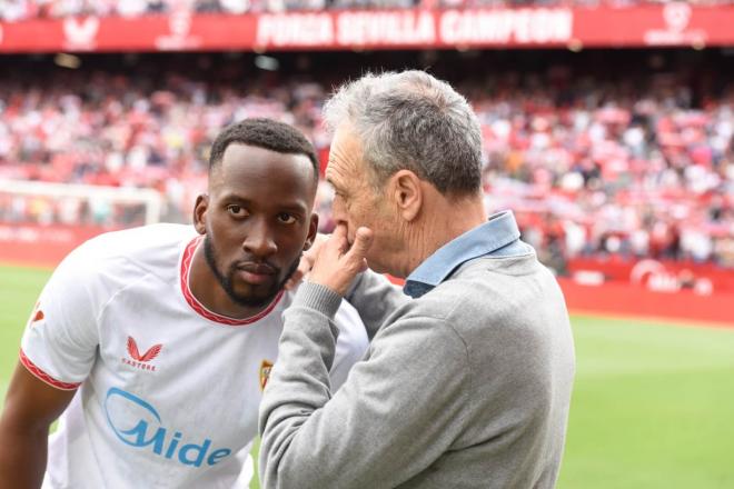 Joaquín Caparrós habla con Lukebakio en el Sevilla-Leganés (Foto: Kiko Hurtado).
