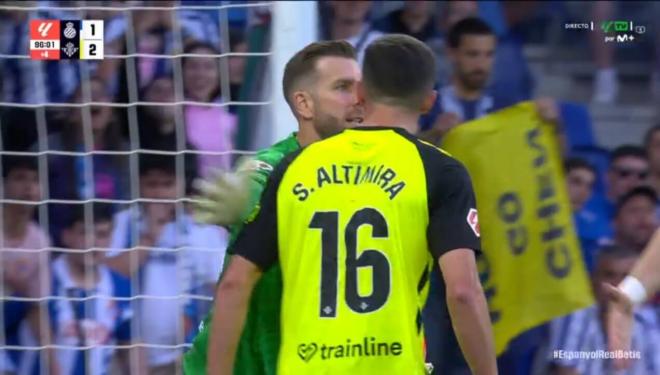 Sergi Altimira tiró un objeto fuera del campo.
