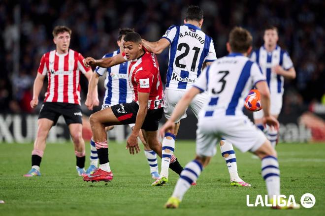 Maroan Sannadi evade a Nayef Aguerd en el Real Sociedad - Athletic (Foto: LALIGA).