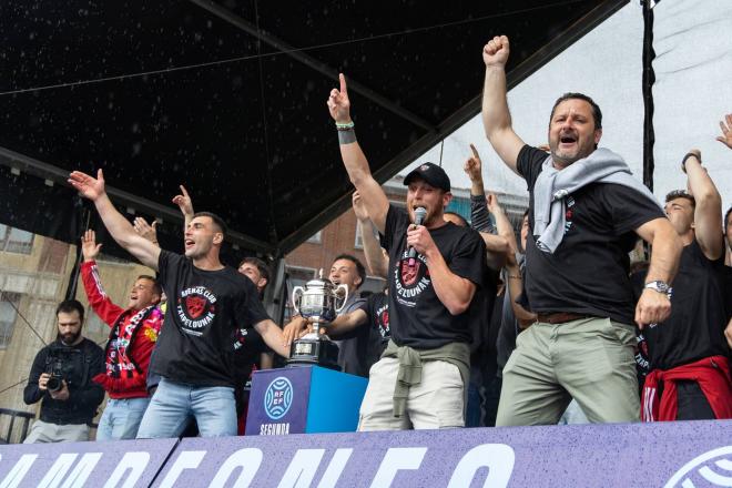 Ibai Gómez comanda la celebración del Arenas Club (Foto: @Arenas_Club1909).