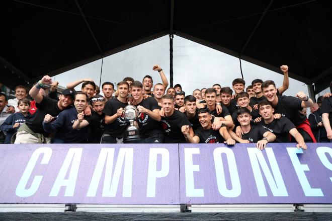 Celebración del Arenas de Getxo tras su ascenso (Foto: @Arenas_Club1909).