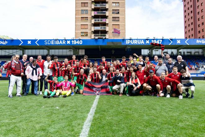 Foto de familia del Arenas Club tras el ascenso (Foto: @Arenas_Club1909).
