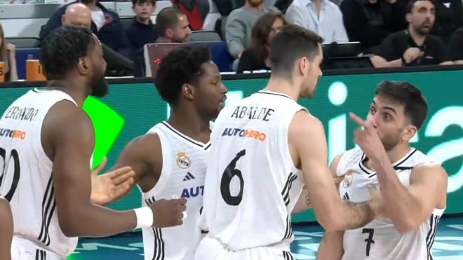 Facundo Campazzo y Bruno Fernando en el partido contra el Valencia (Captura de @MovistarBasket)