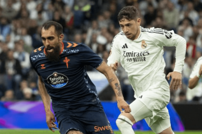 Borja Iglesias ante Fede Valverde (Foto: RC Celta).