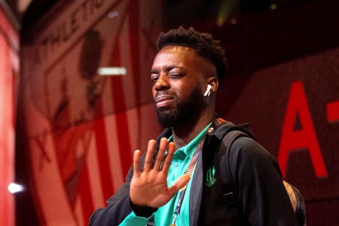 Gesto positivo de Iñaki Williams al bajar del autobús en San Mamés (Foto: Athletic Club).