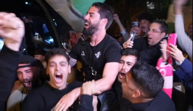 Isco Alarcón, manteado por los béticos.