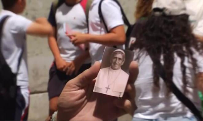 La reacción de Pellegrini cuando le dan una estampa del Papa