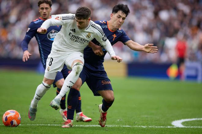 Yoel Lago defiende a Fede Valverde en el Real Madrid-Celta (Foto: Cordon Press).
