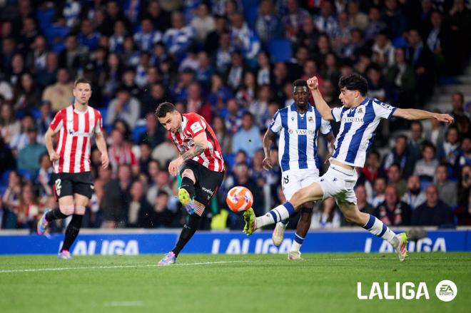 Jon Martín tapa un disparo en el Real Sociedad - Athletic (Foto: LALIGA).