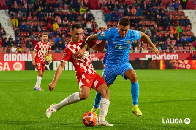 Dani Rodríguez intenta marcharse de Arnau Martínez en el Girona-Mallorca (Foto: LALIGA).