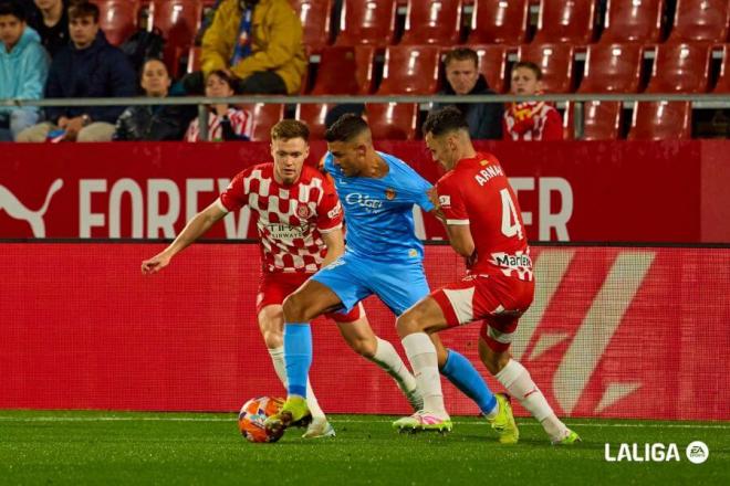 Dani Rodríguez intenta marcharse de Arnau Martínez en el Girona-Mallorca (Foto: LALIGA).