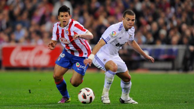 El Kun Agüero en un derbi con el Atlético de Madrid (Foto: Cordon Press)