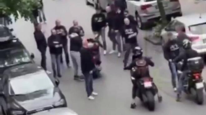 Ultras del Brujas atacando a unos árabes (Redes sociales)