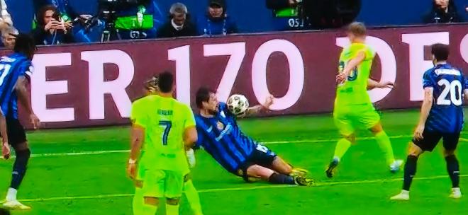 La mano de Acerbi que pide el Barça (Redes Sociales)