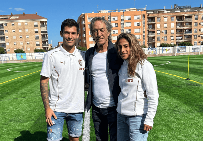 Hugo Duro en Catarroja junto a Ricardo Arias y Kerlky Real