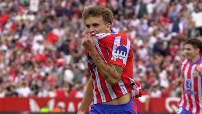 Pablo Barrios besando el escudo del Atlético de Madrid (Fuente: Cordon Press)