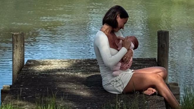 Paddy junto con su hija en un lago (Foto: @paddy.8)
