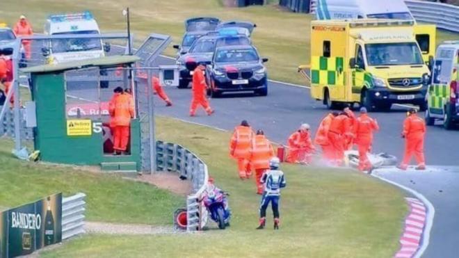 Las asistencias médicas en la pista tras el accidente (Redes sociales)