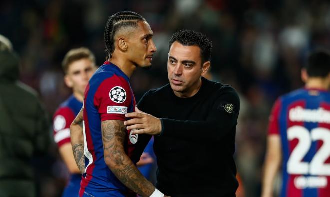Raphinha y Xavi Hernández, tras un cambio en un partido del Barça (Foto: Europa Press).