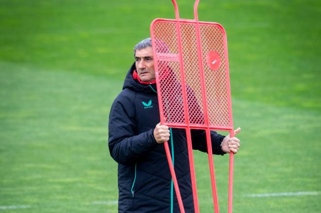 Ernesto Valverde se maneja esta semana en una sesión de entrenamiento en Lezama (Foto: Athletic Club).