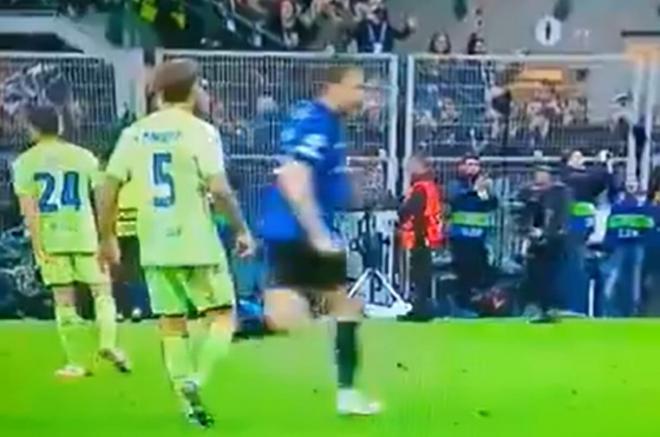 Iñigo Martínez escupe a Francesco Acerbi.