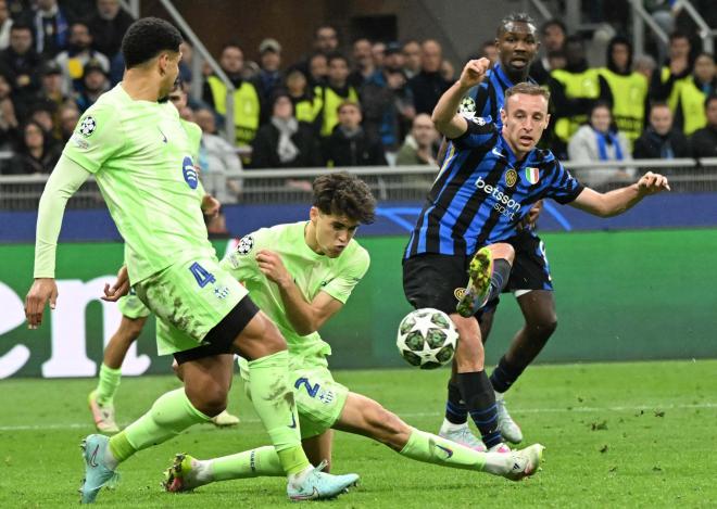 Ronald Araujo en el partido ante el Inter (Foto: EFE)