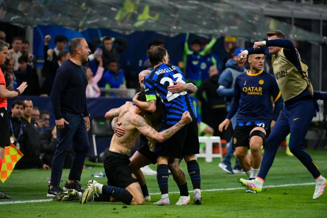 Acerbi celebra con sus compañeros el gol frente al Barcelona (Foto: Cordon Press)