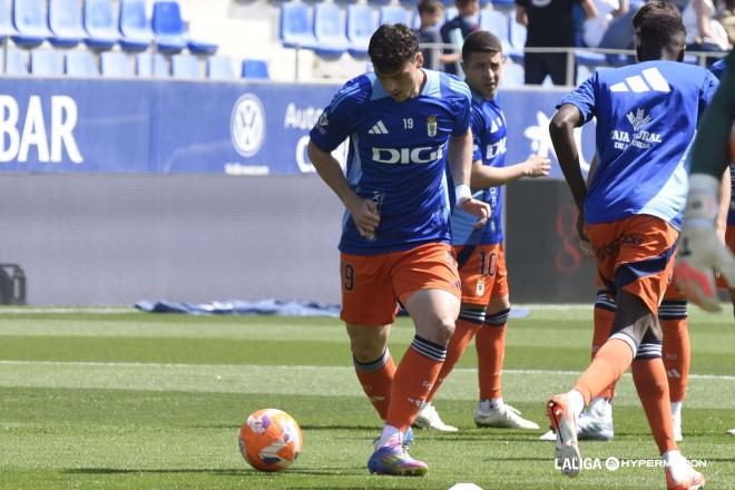 Fede Viñas calienta con el Real Oviedo (Foto: LALIGA).