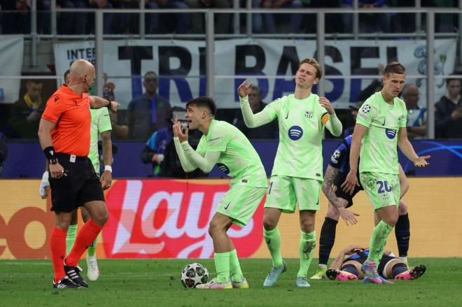 Los jugadores del Barça protestan a Szymon Marciniak en el partido ante el Inter (Foto: EFE)