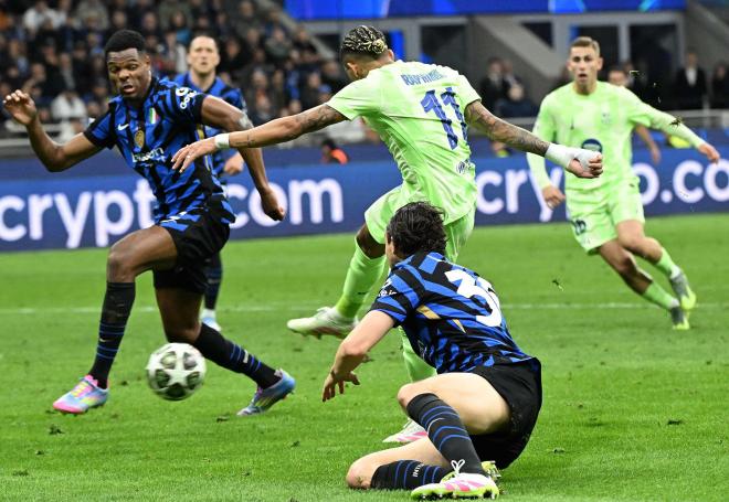 Raphinha Días anotando el 2-3 ante el Inter de Milán (Foto: EFE)
