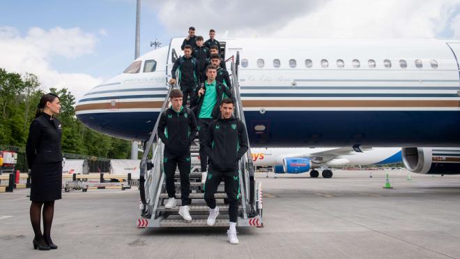 La expedición vizcaína baja del avión en Manchester con varias bajas de mucho peso en su convocatoria (Foto: Athletic Club).
