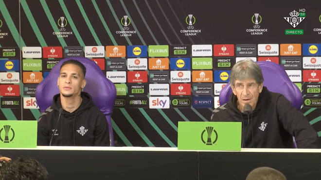 Antony y Manuel Pellegrini, en sala de prensa.