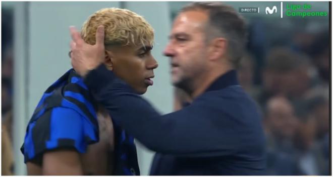 Lamine Yamal recine el abrazo de Hansi Flick (foto: captura Movistar+).