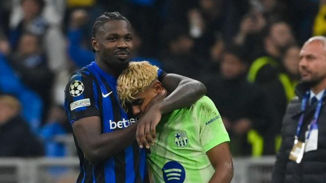 Marcus Thuram consolando a Lamine Yamal (Cordon `Press)