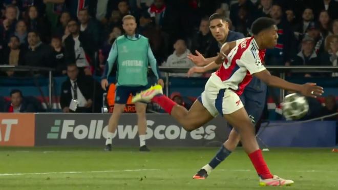 El VAR señaló mano de Lewis-Skelly en el disparo de Achraf Hakimi (Captura: Movistar+).