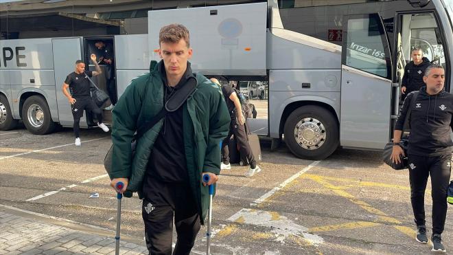Diego Llorente, bajándose del autobús (Foto: Kiko Hurtado).