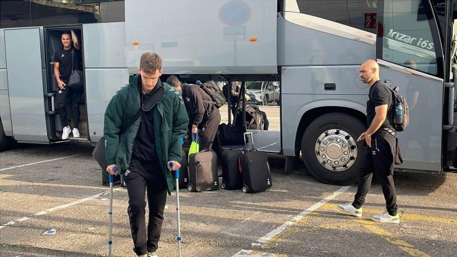 Diego Llorente, bajándose del autobús (Foto: Kiko Hurtado).