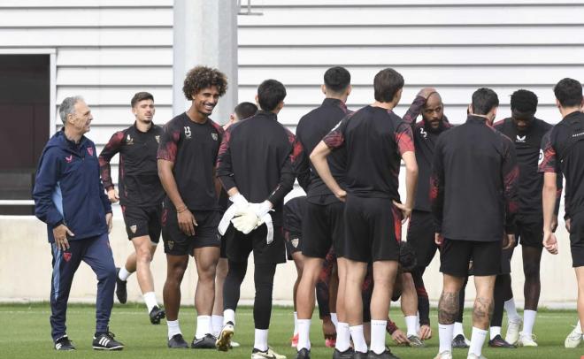 Joaquín Caparrós, bromeando con Loic Badé (Foto: Kiko Hurtado).