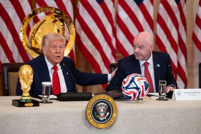 Donald Trump y Gianni Infantino, junto al trofeo del Mundial (Foto: Cordon Press).