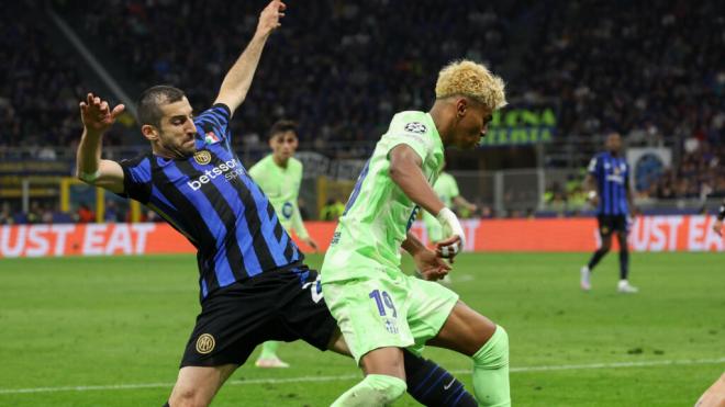 Mkhitaryan y Lamine Yamal en el Barcelona - Inter (Fuente: EFE)