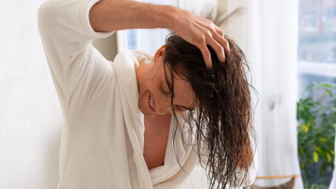 Hombre con pelo largo mojado (Foto: Freepik)