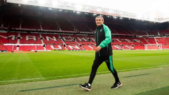 Paseo de Valverde en Old Trafford, campo del Manchester (Foto: Athletic Club).