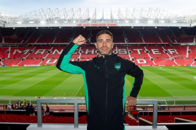 Yeray posa en Old Trafford, campo del Manchester (Foto: Athletic Club).