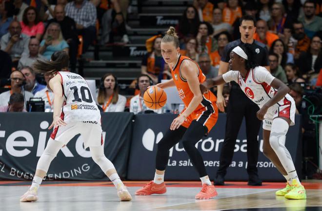 Valencia Basket y la Fonteta golpean primero hacia el tercer título de liga (75-65)