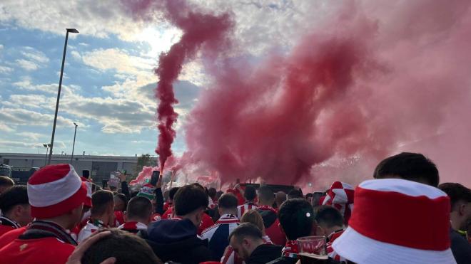 La afición del Athletic Club ya va camino de Old Trafford (Foto: ElDesmarque).