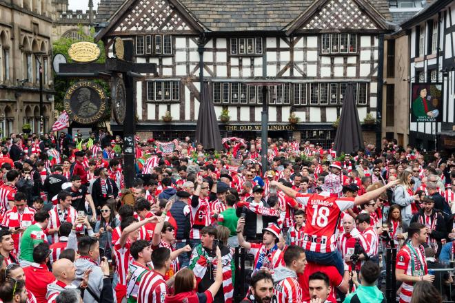 Los aficionados disfrutan del día en Manchester con un gran ambiente (Foto: Athletic Club).
