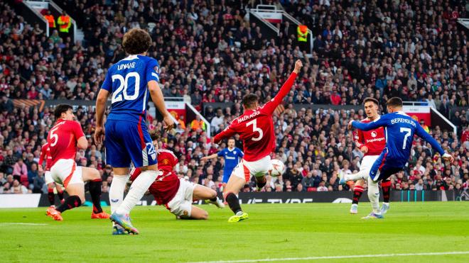 Disparo de Alex Berenguer ante el Manchester United en Old Trafford (Foto: Athletic Club).