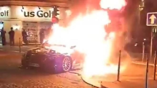 El coche incendiado tras el atropello en París (Redes sociales)