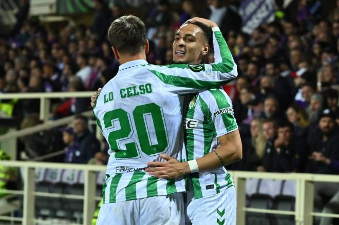 Antony celebra con Lo Celso su gol en el Fiorentina-Betis (Foto: Cordon Press).