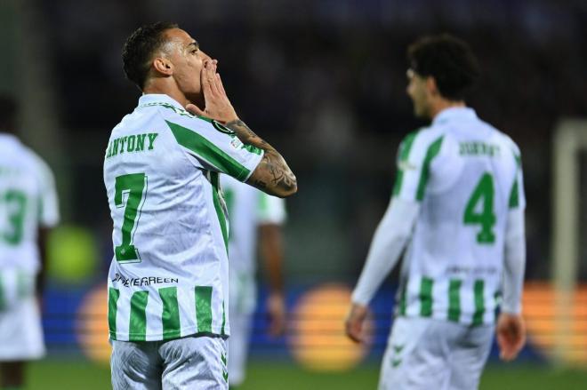 Antony celebra su gol en el Fiorentina-Betis (Foto: Cordon Press).